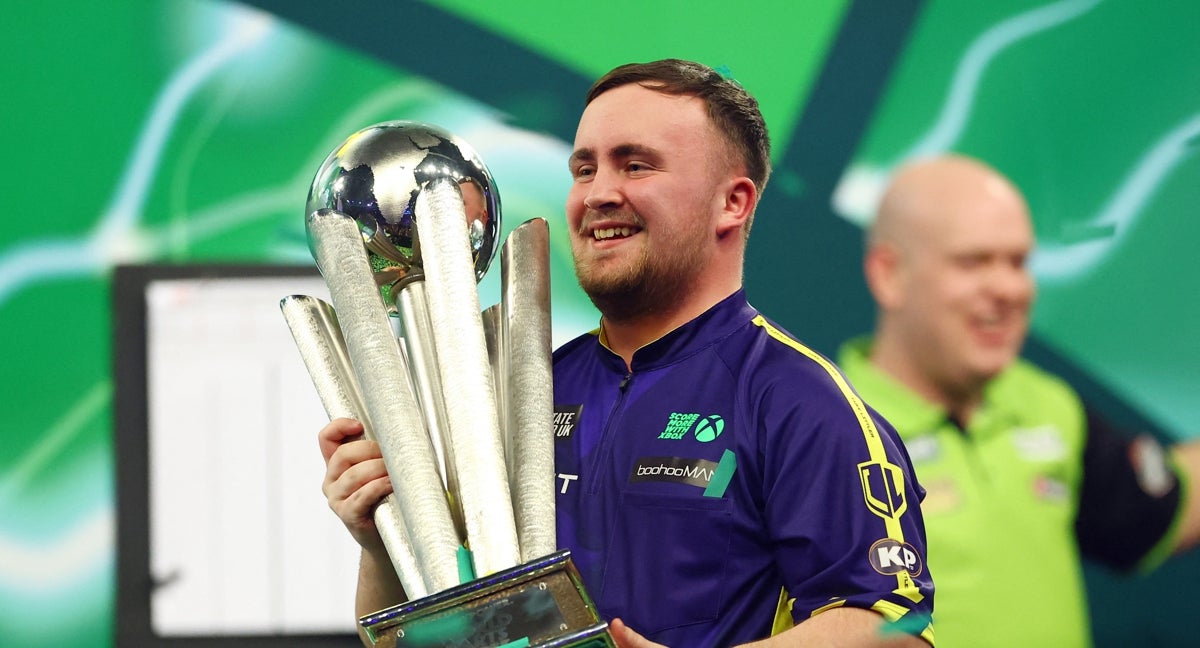 Luke Littler celebra su título mundial de dardos.