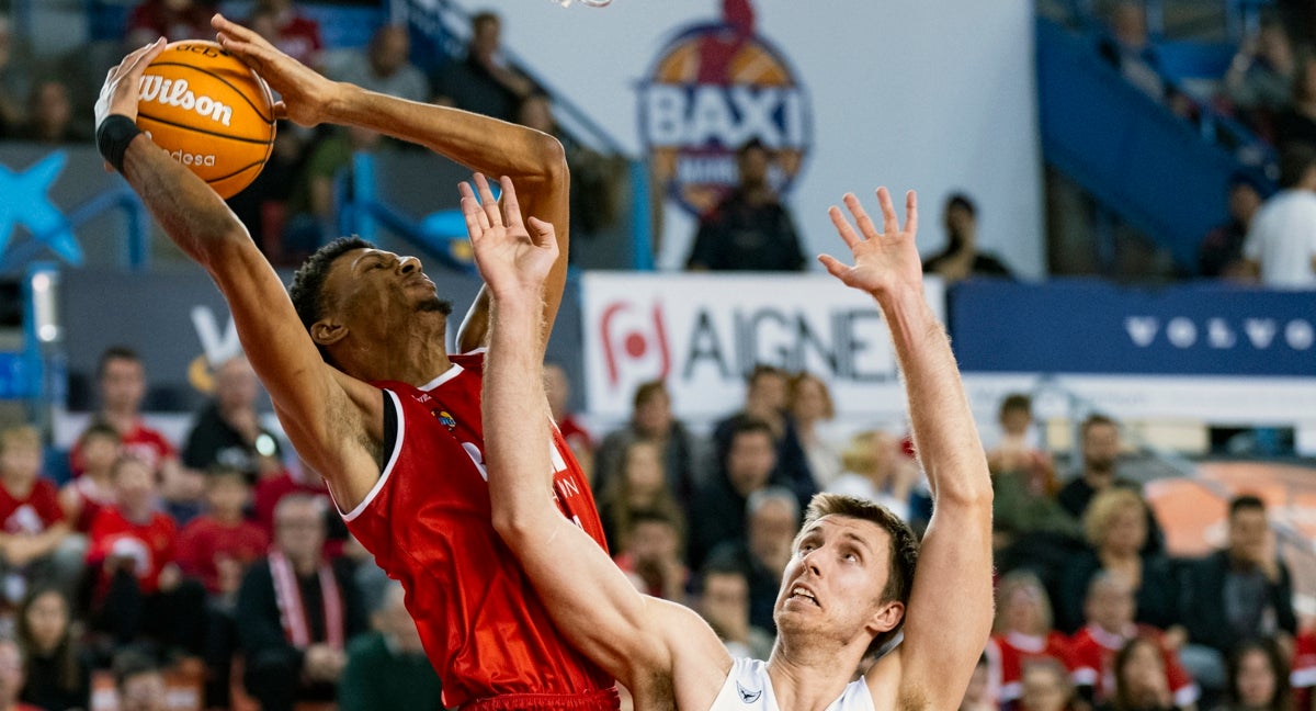 Derrick Alston atrapa un rebote.