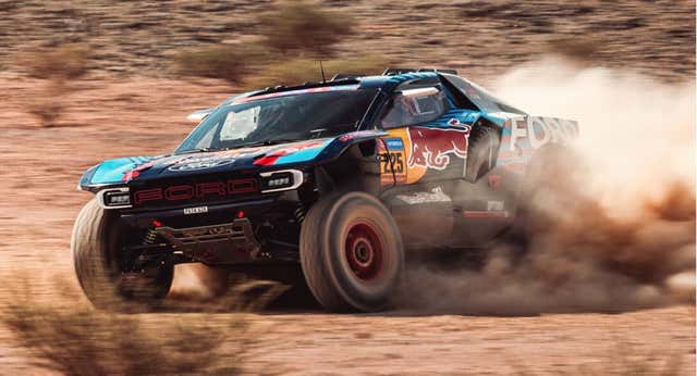 Carlos Sainz sufre su primer pinchazo… pero le puede favorecer: «Nos hubiera gustado hacer otra estrategia»