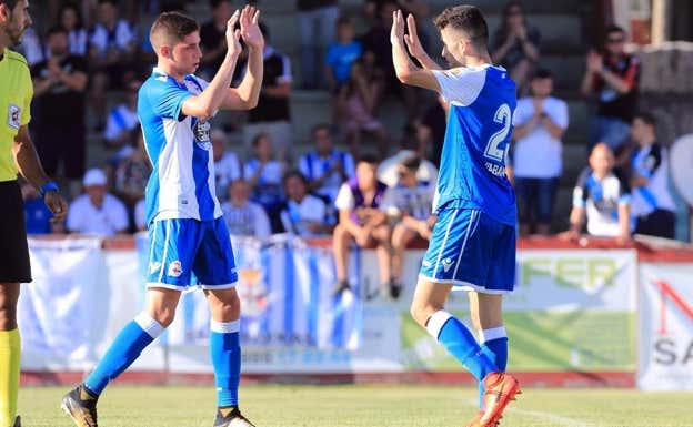 Fede Valverde y Aarón Sánchez celebran el gol de este último en un Arosa-Deportivo.  CEDIDA