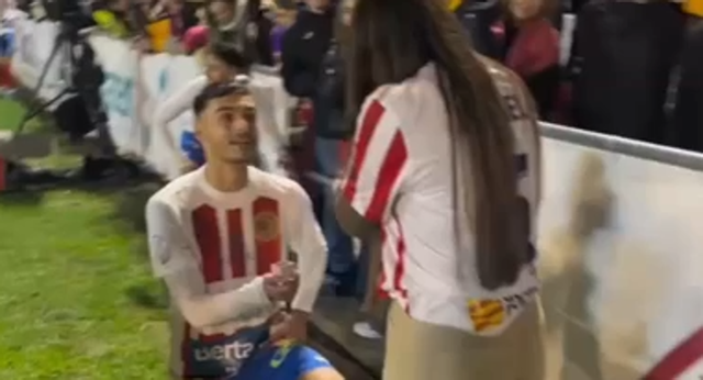 Israel García le pidió matrimonio a su novia al final del partido contra el Barcelona.