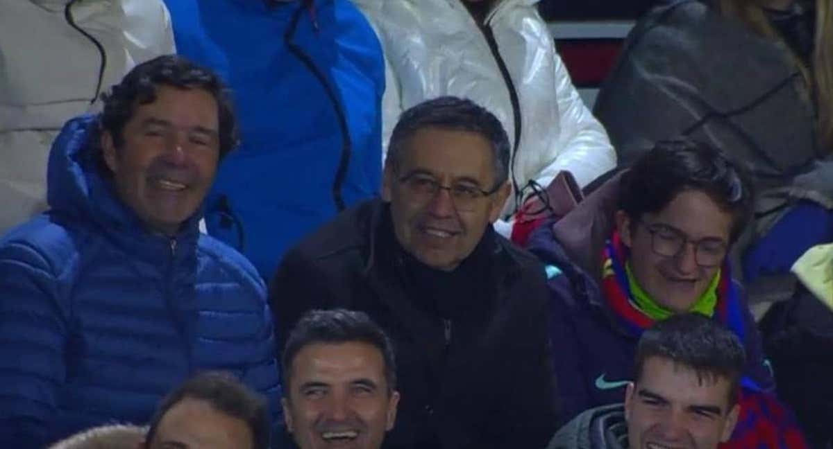 Josep María Bartomeu, en la grada del Municipal de Deportes de Barbastro.