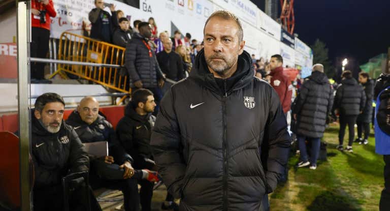 Hansi Flick, durante el transcurso del encuentro ante el Barbastro en la Copa del Rey.