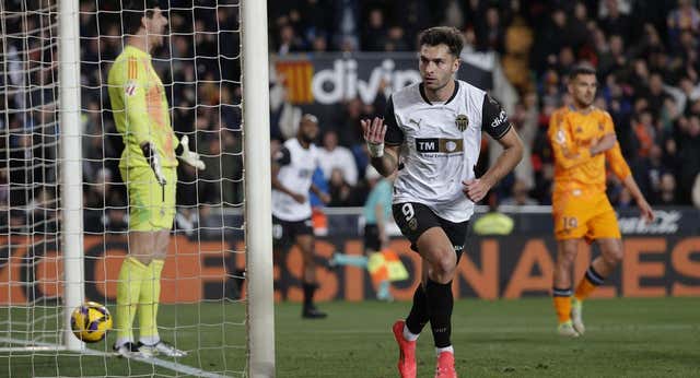 El clavo ardiendo al que se agarra el Valencia: los equipos que se han salvado con 15 puntos o menos en la primera vuelta