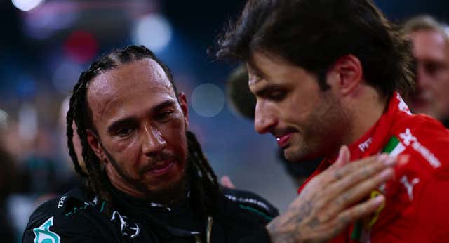 Lewis Hamilton imita los pasos de Carlos Sainz en su llegada a Ferrari: “Andiamo”