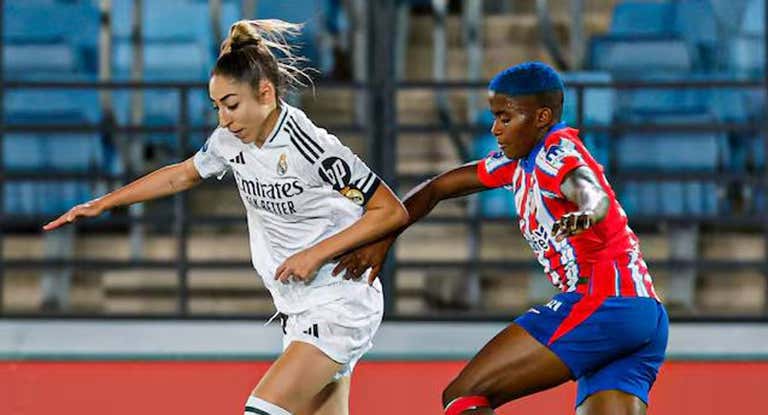 Olga Carmona y Babajide luchan por un balón en el partido de ida de Liga F.