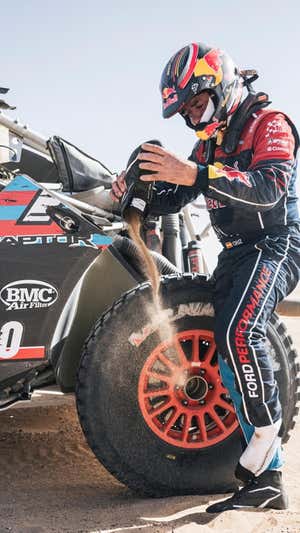Sainz, sacándose la arena de su bota. DAKAR