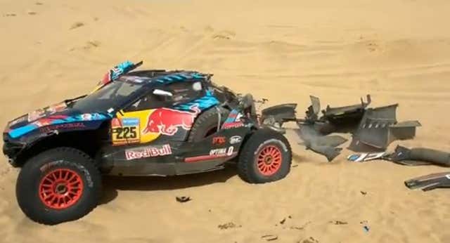Carlos Sainz vuelca y deja su Dakar en el aire