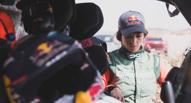 Día negro para los españoles en el Dakar: Cristina Gutiérrez abandona la etapa especial y Nani Roma se queda dos horas parado