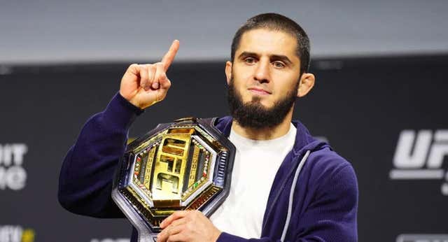 Islam Makhachev mira a Ilia Topuria mientras la UFC le utiliza para ‘estrenar’ la casa de los Clippers