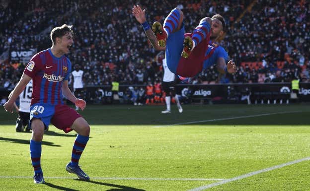 Aubameyang celebra su primer gol con el Barcelona. REUTERS