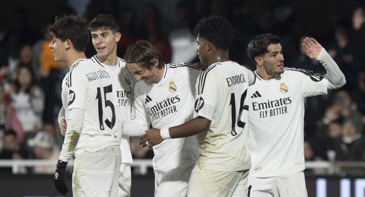 Jugadores del Real Madrid, entre ellos Loren Aguado, celebran un gol ante el Cartagena.