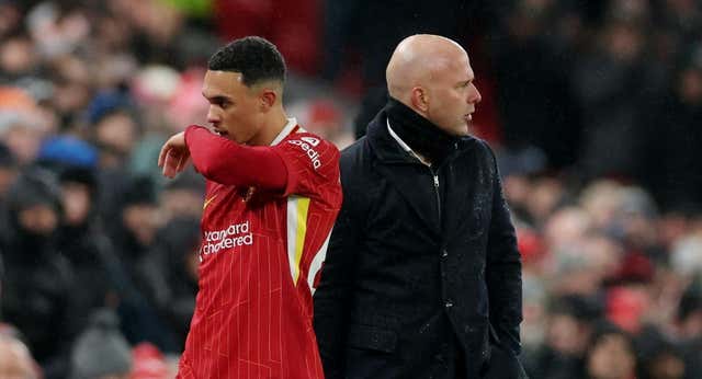 Arne Slot defiende a Alexander- Arnold de su partido ante el United: «No es la primera vez que no juega el mejor partido de su vida»