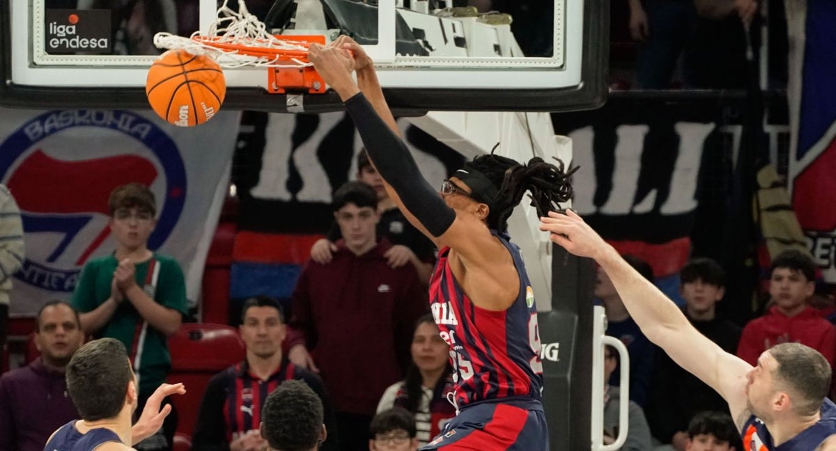 El Baskonia se agarró este miércoles a la Copa del Rey con un zarandeo la Leyma Coruña, 114-66.