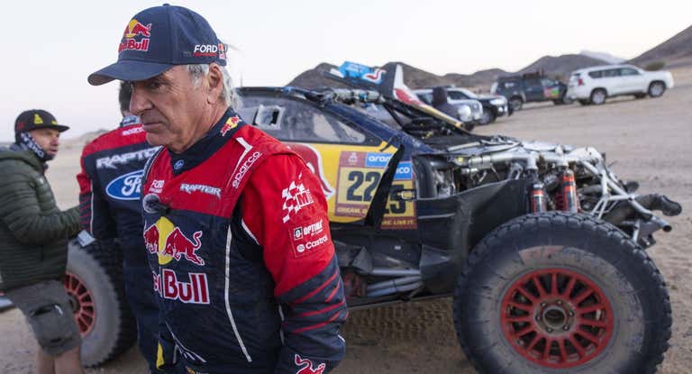 Carlos Sainz, tras el accidente que provocó la avería que le obliga a abandonar el Dakar.