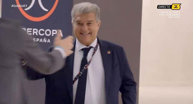 Impactantes imágenes de Joan Laporta: corte de mangas y gritos de euforia para celebrar la cautelar para Dani Olmo y Pau Víctor