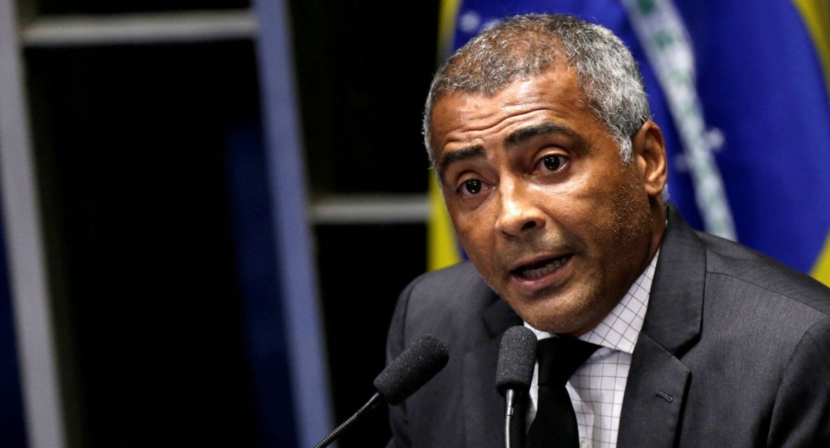 Romario obliga a los jugadores del América de Rio de Janeiro a vestirse únicamente botas de color negro.