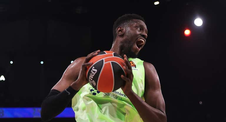 Youssoupha Fall atrapa un rebote durante un partido del Barcelona en la Euroliga.
