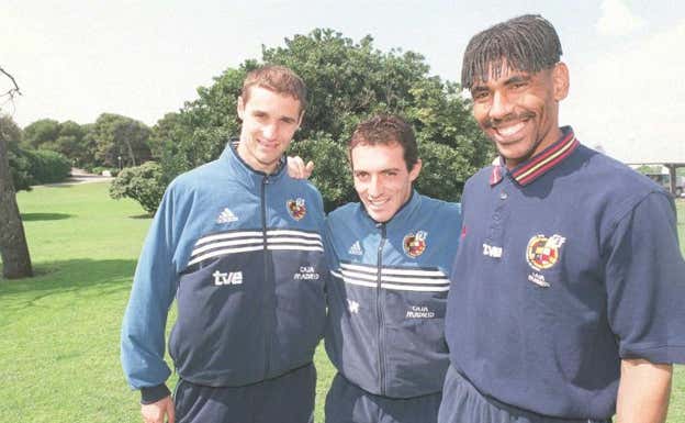 Helguera, Munitis y Engonga, en una concentración de la seleccion.