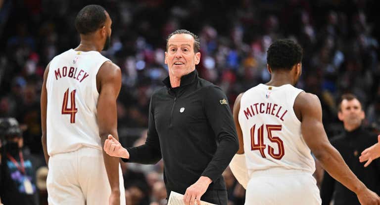 Kenny Atkinson junto a Evan Mobley y Donovan Mitchell tras derrotar a los Thunder.