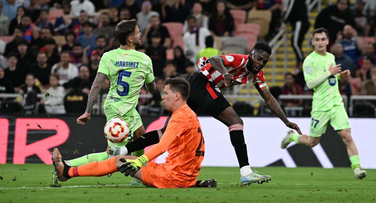 Szczesny en una acción del partido ante el Athletic.