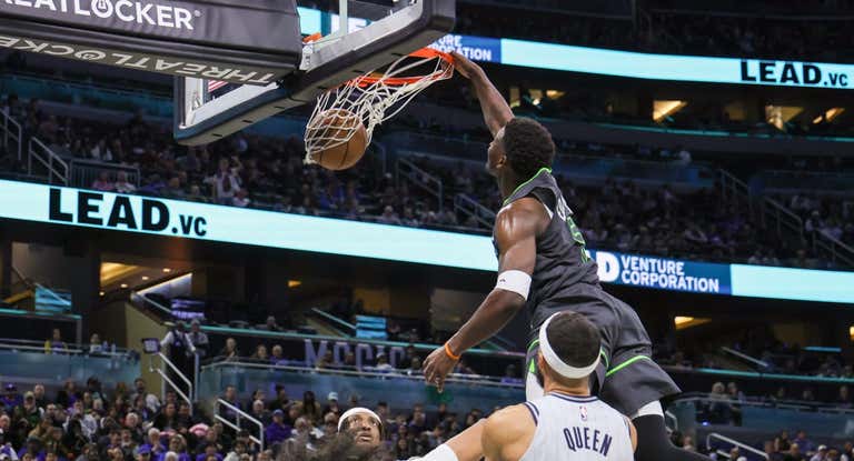 El vuelo de Anthony Edwards captado por las cámaras.