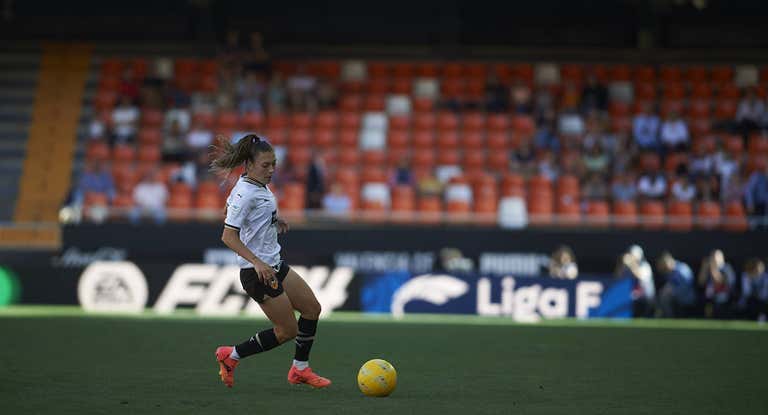 Asun Martínez durante el derbi valenciano disputado en Mestalla.