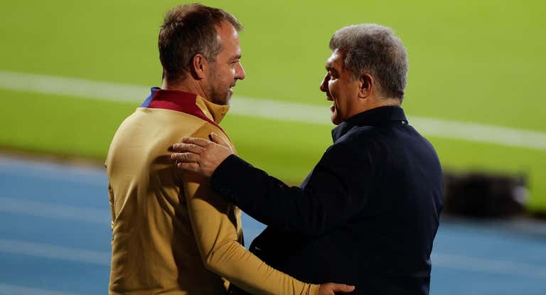 Laporta y Flick se saludan durante un entrenamiento.