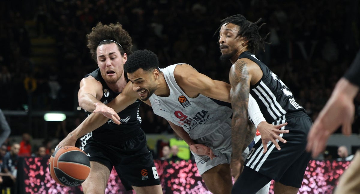 Luwawu-Cabarrot pelea una bola ante la Virtus.