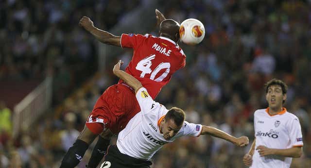 El recuerdo de la noche en la que M’bia marcó el relevo del fútbol español: «El Sevilla empezó a ser el Valencia de los títulos»