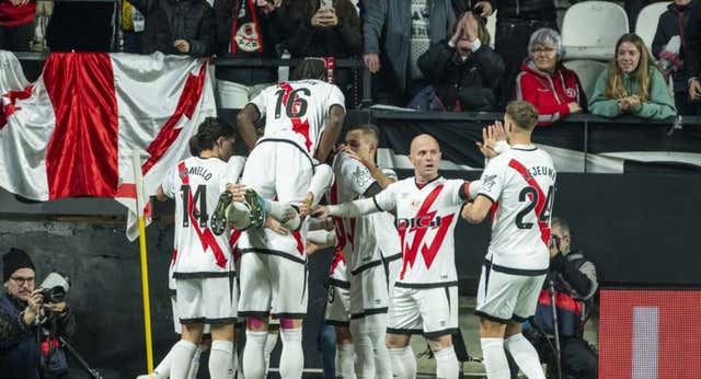 Al Rayo le quedaban aún regalos de Reyes por abrir: uno de De Frutos, dos de Guaita y tres puntazos