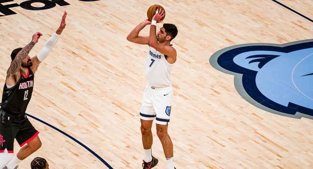 Santi Aldama regresa de su lesión, roza el doble-doble y enfada a ‘Aquaman’ Steven Adams por un triple en su cara