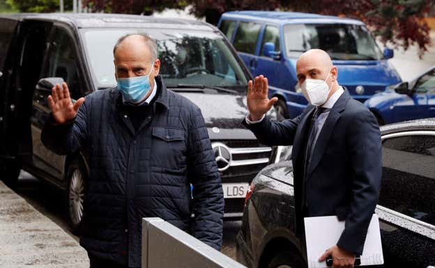 Javier Tebas y Luis Rubiales, en abril de 2020 tras firmar los 'Pactos de Viana' con el CSD.  AGENCIAS