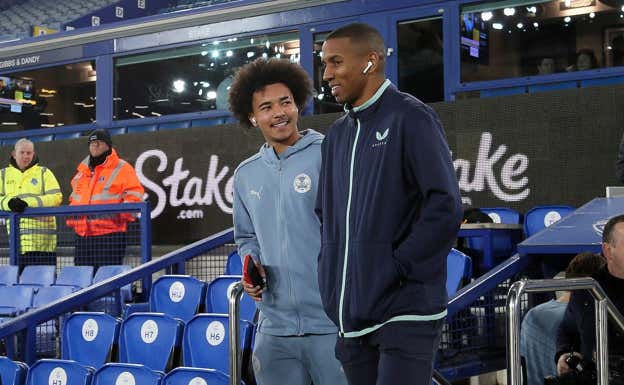 Tyler Young charla con su padre antes del Everton-Peterborough. REUTERS