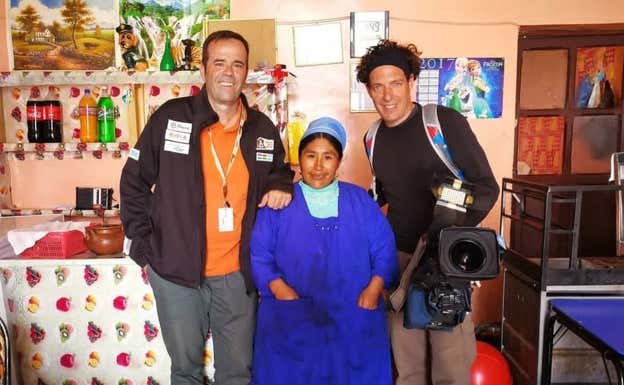 Paco Grande, junto a su fiel cámara Ashley, en Uyuni (Bolivia) en 2021. CEDIDA
