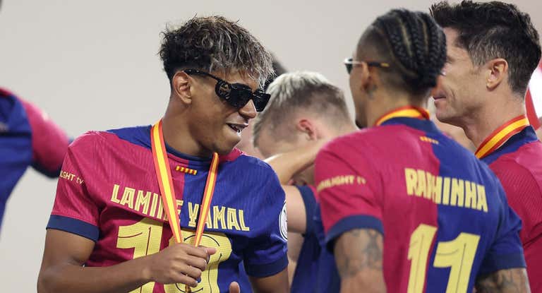 Lamine Yamal celebra la Supercopa con sus compañeros.