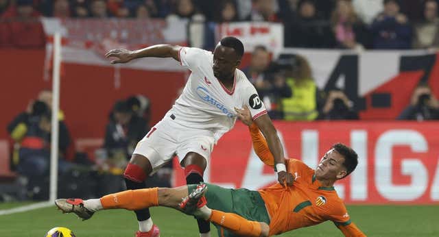 Sevilla y Valencia se reparten los puntos… y el enfado de sus aficiones en un día plagado de grises