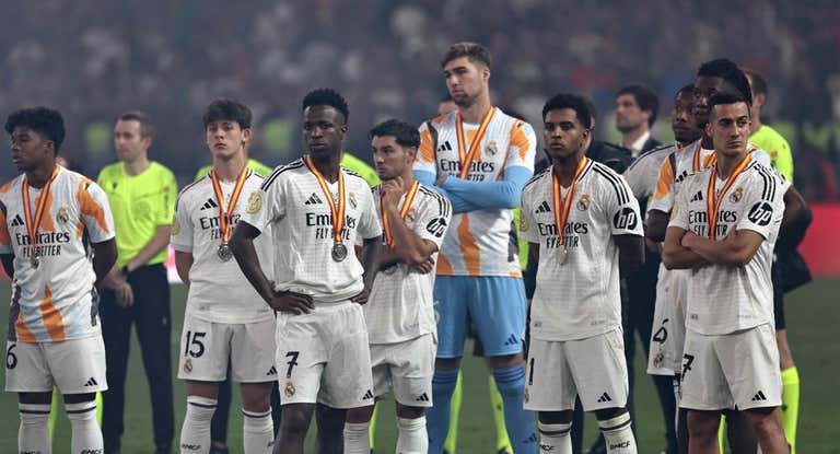 Los jugadores del Real Madrid, cabizbajos, después de ser arrollados por el Barça.