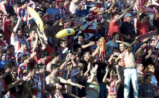 Seguidores del Atlético de Madrid en las gradas de Butarque.  Agencias