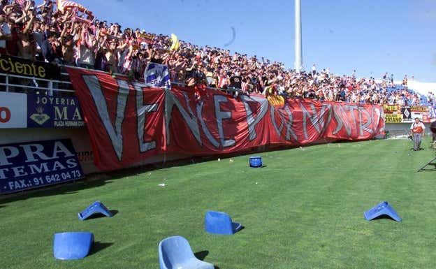 Aficionados del Atlético de Madrid animando al Leganés en Butarque.  Agencias