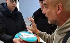 Un vídeo 'caza' a Guardiola explotando por los autógrafos que se venden a precio de oro: «Conozco vuestras caras, no quiero volver a firmaros»