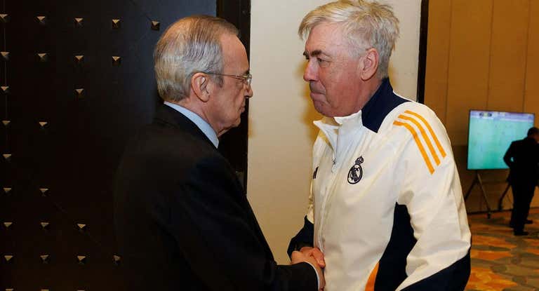 Florentino y Ancelotti saludándose en el hotel de Yeda.