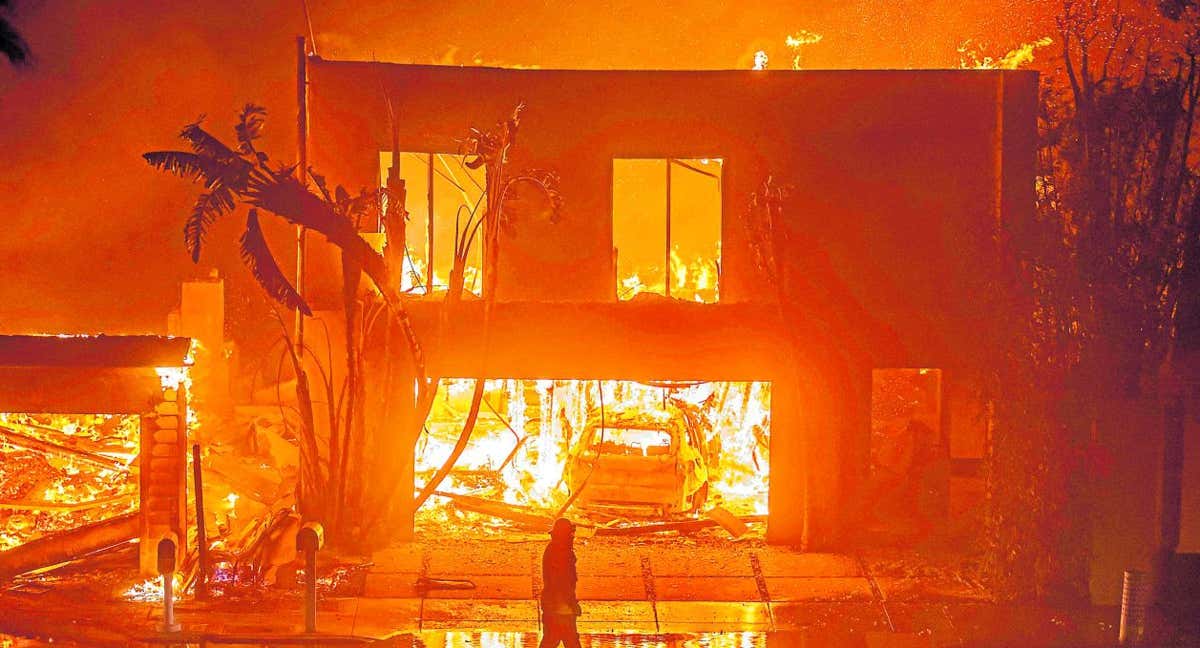 Imagen de una vivienda pasto de las llamas en los incendios de California.