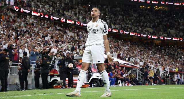 Golazo, susto y drama en la primera parte de Mbappé: abre fuego en el Clásico, le pisan el tobillo y acaba desesperado