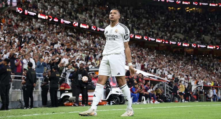 Mbappé celebra el gol al Barcelona en la Supercopa.