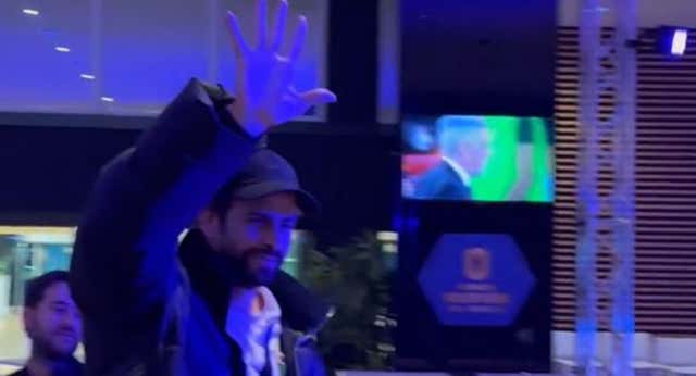 Gerard Piqué reedita su mítico gesto de la manita 15 años después… y en la cara de Casillas