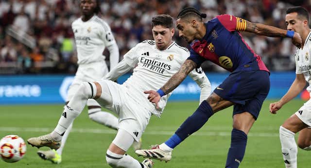 Un repliegue en el que Valverde acabó por los suelos encierra todo lo malo de un Real Madrid que emite señales de colapso