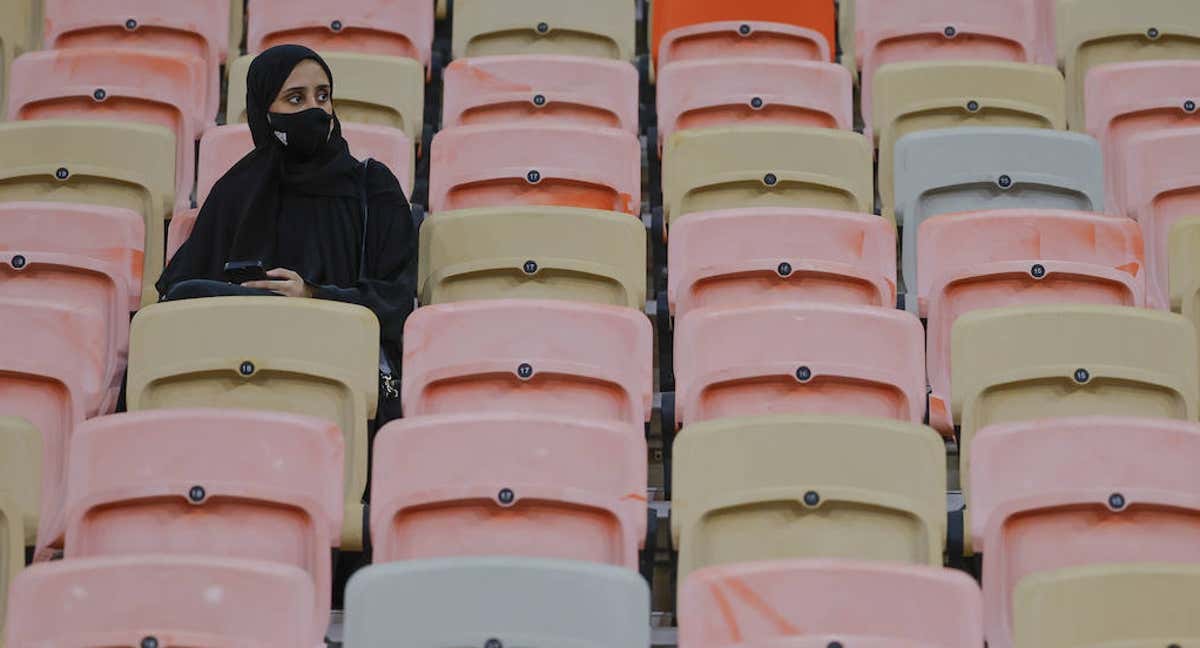 Una aficionada en las gradas antes del partido de la final de la Supercopa de España de fútbol entre el Real Madrid y el Barcelona, este domingo en Yeda, Arabia Saudí. /EFE