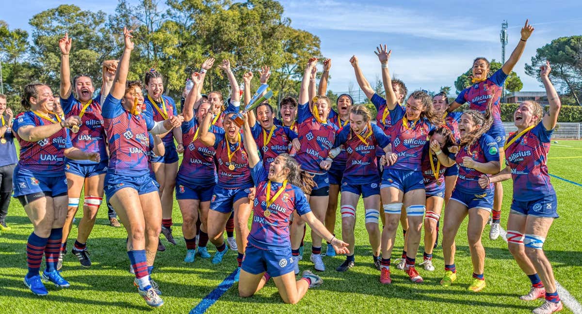 Jugadoras del Silicius Rugby Majadahonda celebran la Copa Ibérica. /Luís Cabelo