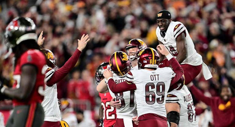 Los Washington Commanders celebran su victoria en Tampa.
